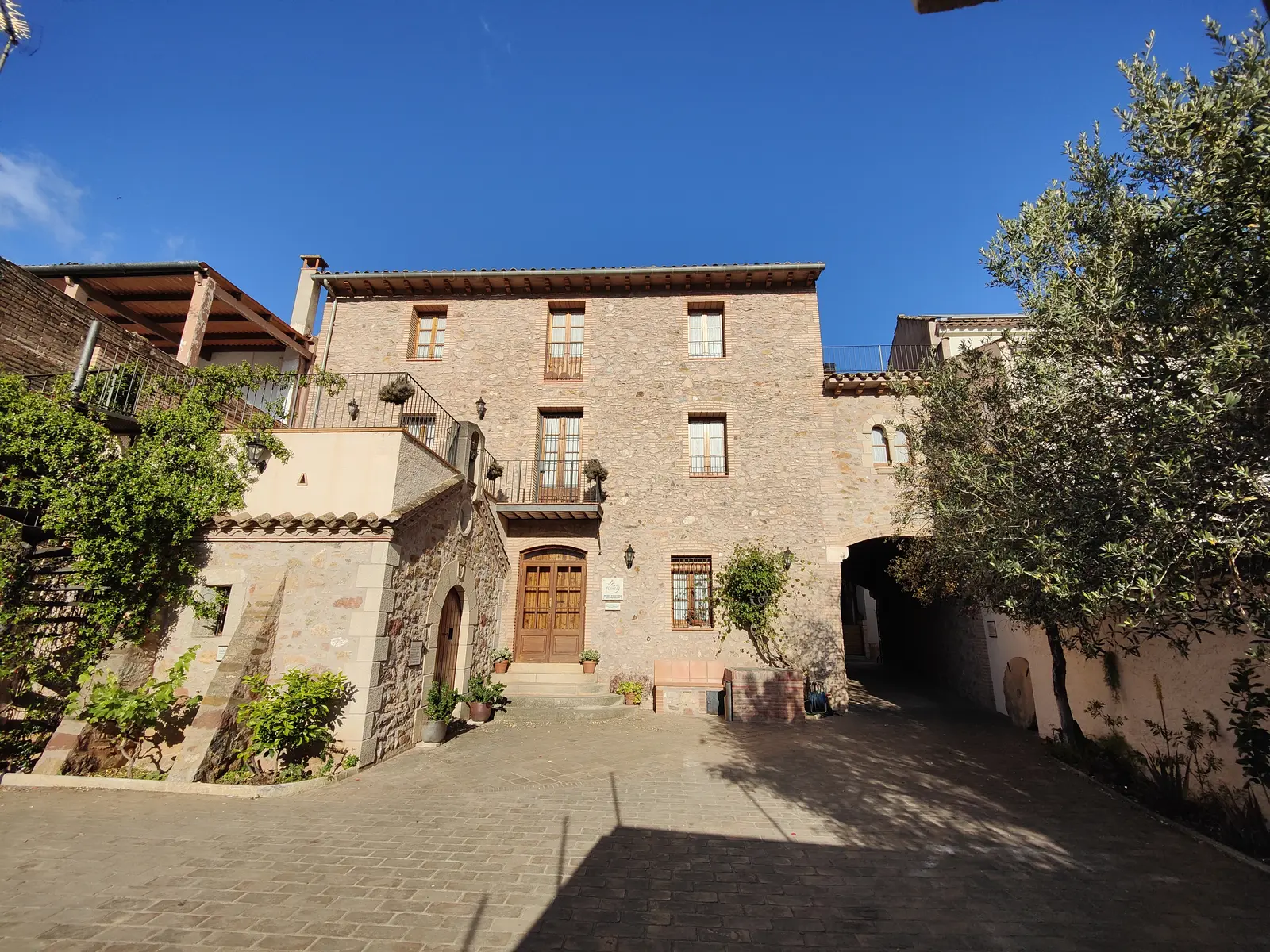 Façana de Ca la Cinta, museu de Torrelles