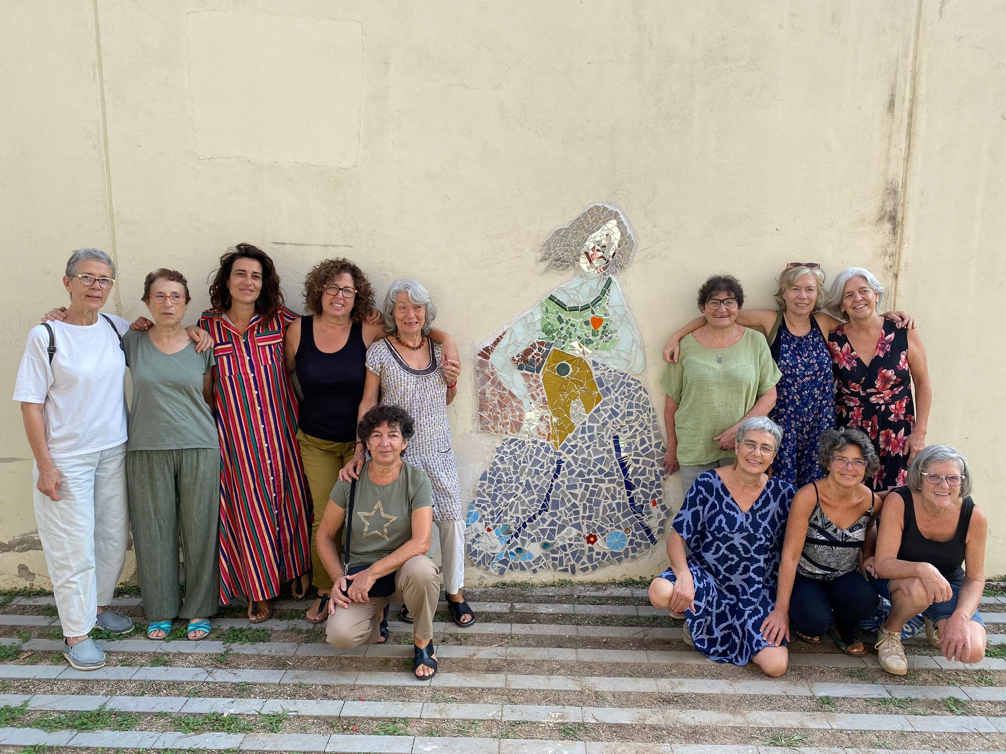 Membres de Pla de les Bruixes davant d'un mural