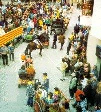Nens jugant a la plaça